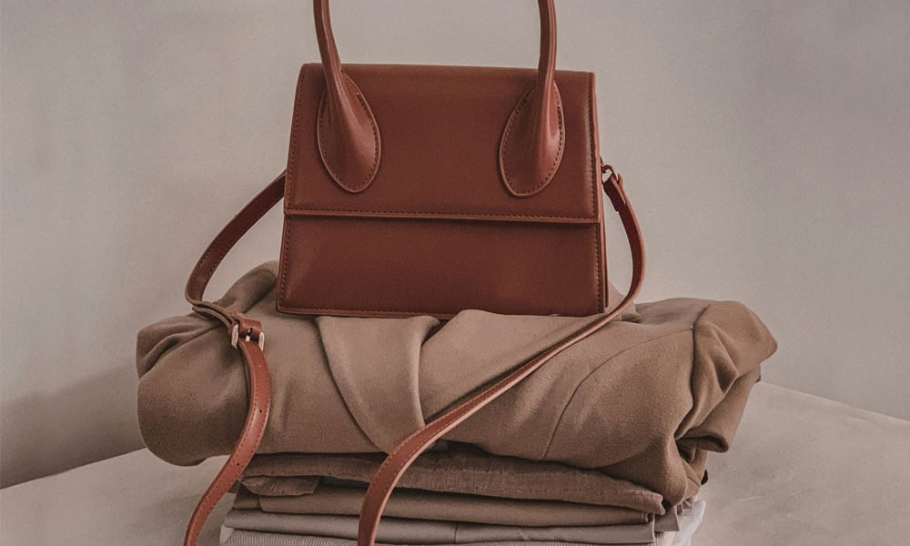 brown-woman-bag.png