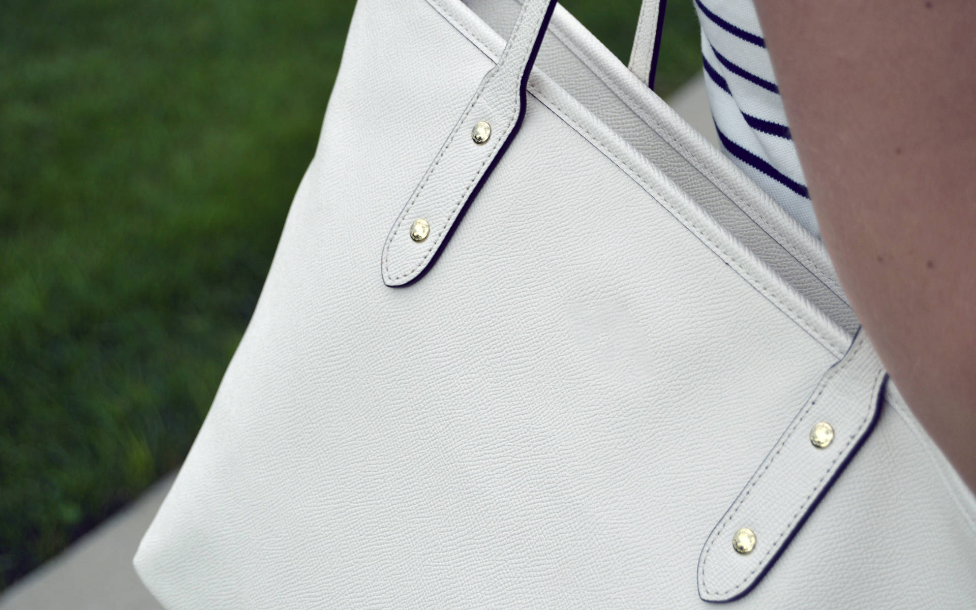 close-up-white-coach-bag-k0nntg5chrhxmd8d.png