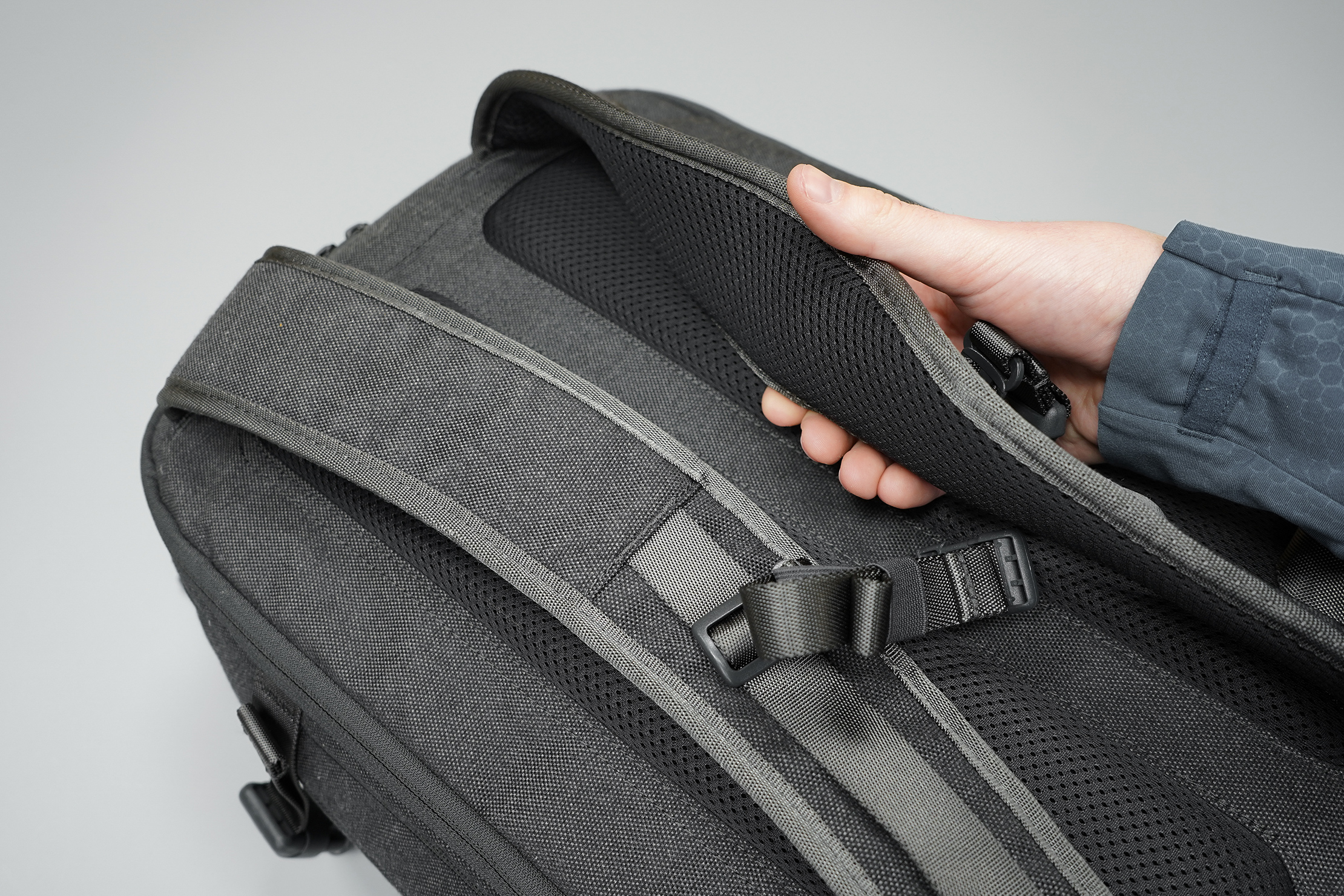 d4dc9686-incase-eo-travel-backpack-shoulder-strap-padding.jpg